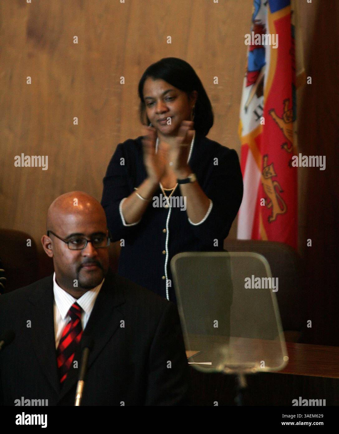 19. September 2008 - Detroit, Michigan, USA - Stadtrat MONICA CONYERS applaudiert Bürgermeister KEN COCKREL JR. Während seiner Dankesrede im Coleman A. Young Municipal Building (Credit Image: Detroit Free Press/ZUMAPRESS.com) Stockfoto
