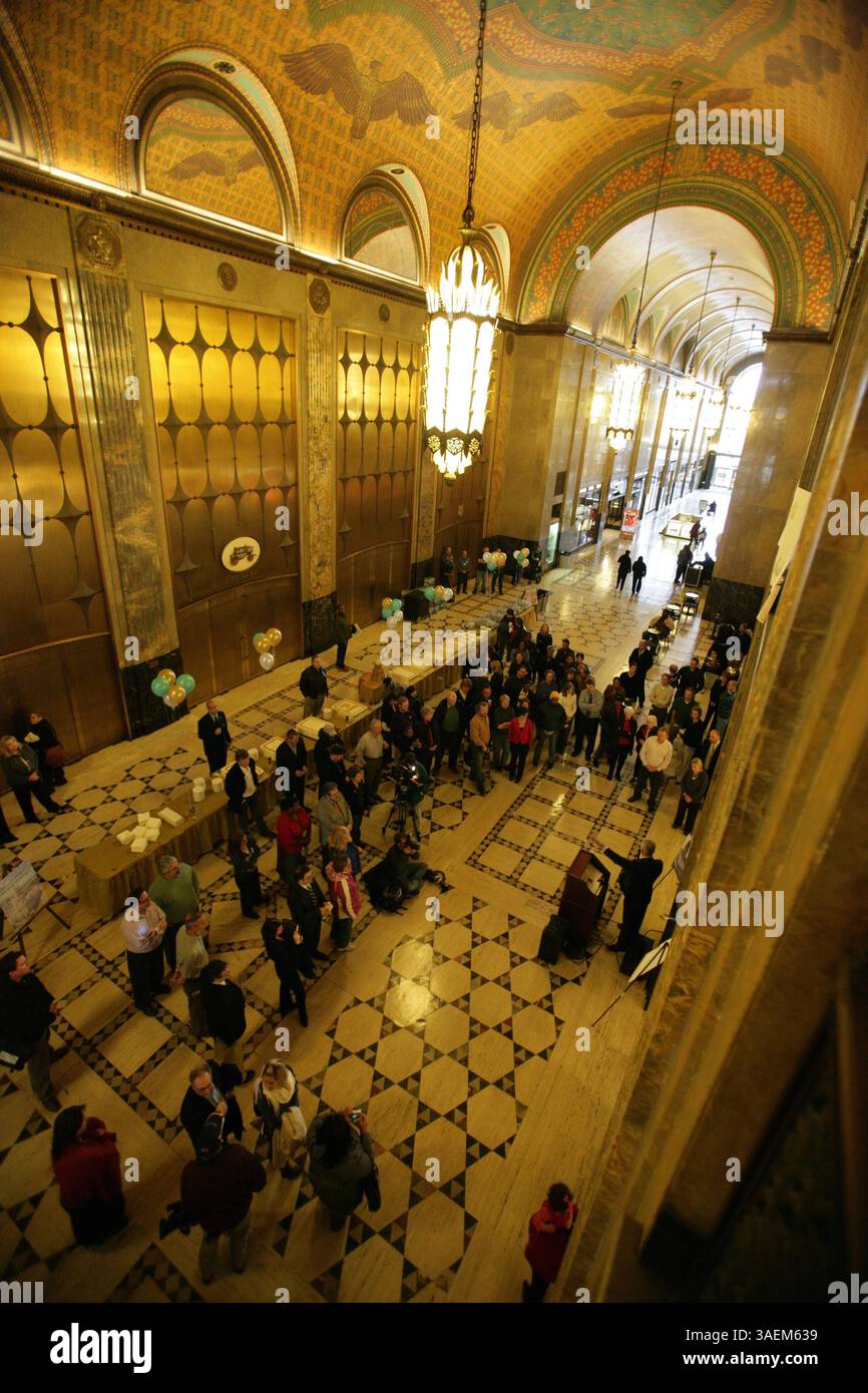 Die dreistöckige Lobby des Fisher Building mit Tonnengewölbedecken besteht aus vierzig verschiedenen Marmorvarianten aus den Vereinigten Staaten, Deutschland, Österreich, Italien, Belgien, Frankreich und Italien. Die Decken sind handbemalt. (Foto während der Feierlichkeiten zum 80. Geburtstag des Fisher Building in Detroit am Dienstag, 11. November 2008.) (Kreditbild: Detroit Free Press/ZUMAPRESS.com) Stockfoto