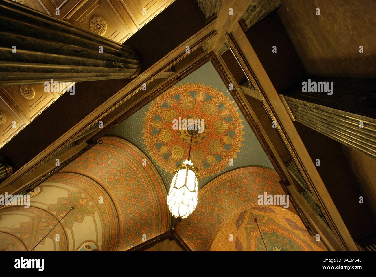 Die dreistöckige Lobby des Fisher Building mit Tonnengewölbedecken besteht aus vierzig verschiedenen Marmorvarianten aus den Vereinigten Staaten, Deutschland, Österreich, Italien, Belgien, Frankreich und Italien. Die Decken sind handbemalt. (Foto vor der Feier zum 80. Geburtstag des Fisher Building in Detroit am Dienstag, 11. November 2008.) (Kreditbild: Detroit Free Press/ZUMAPRESS.com) Stockfoto