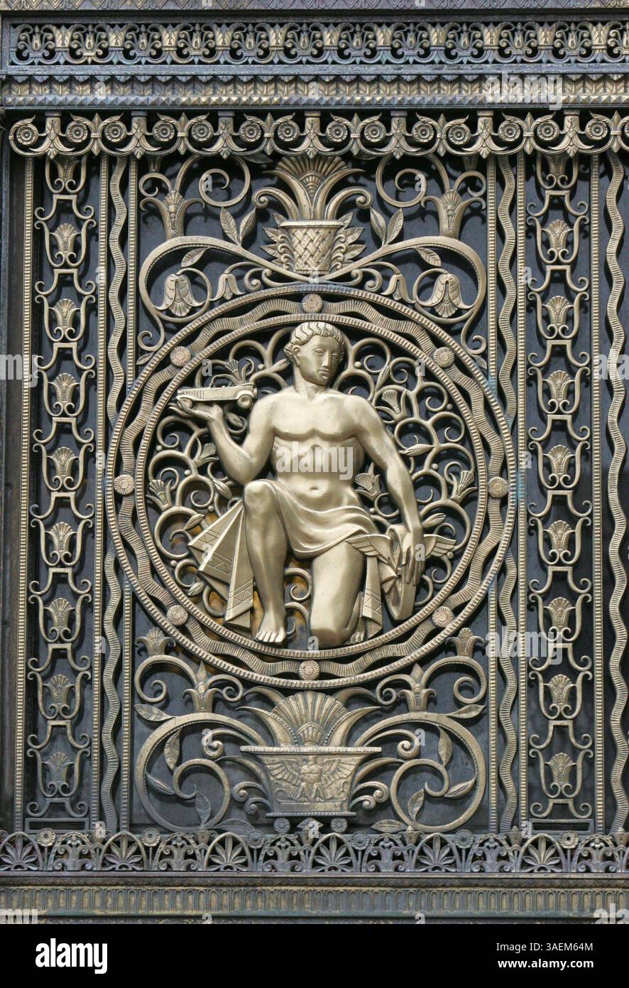 Eine Figur, die ein Auto hält, ist Teil der dekorativen Bronze-Grillarbeiten, die am Dienstag, den 11. November 2008, über dem Eingang des W. Grand Boulevard auf der Außenseite des Fisher Building in Detroit zu sehen sind. . (Kreditbild: Detroit Free Press/ZUMAPRESS.com) Stockfoto