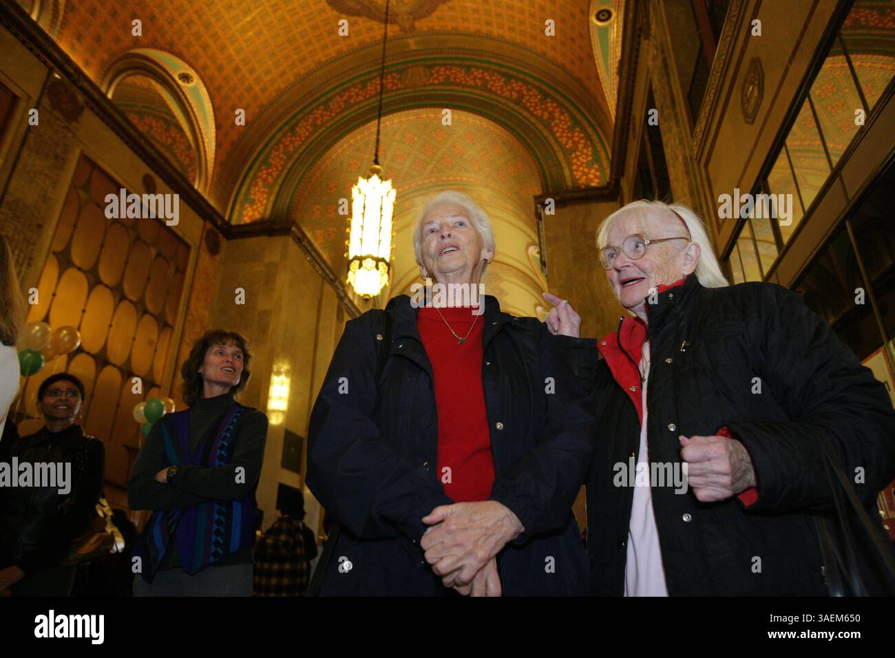 Wanda Altese (CQpb), Mitte, 80, aus Plymouth Township und Jean Geran (CQpb), rechts, 80, aus Redord Township singen Happy Birthday während der 80. Geburtstagsfeier des Fisher Building in Detroit am Dienstag, 11. November 2008. Heute (11. November) ist auch Altese 80 Jahre alt. . (Kreditbild: Detroit Free Press/ZUMAPRESS.com) Stockfoto