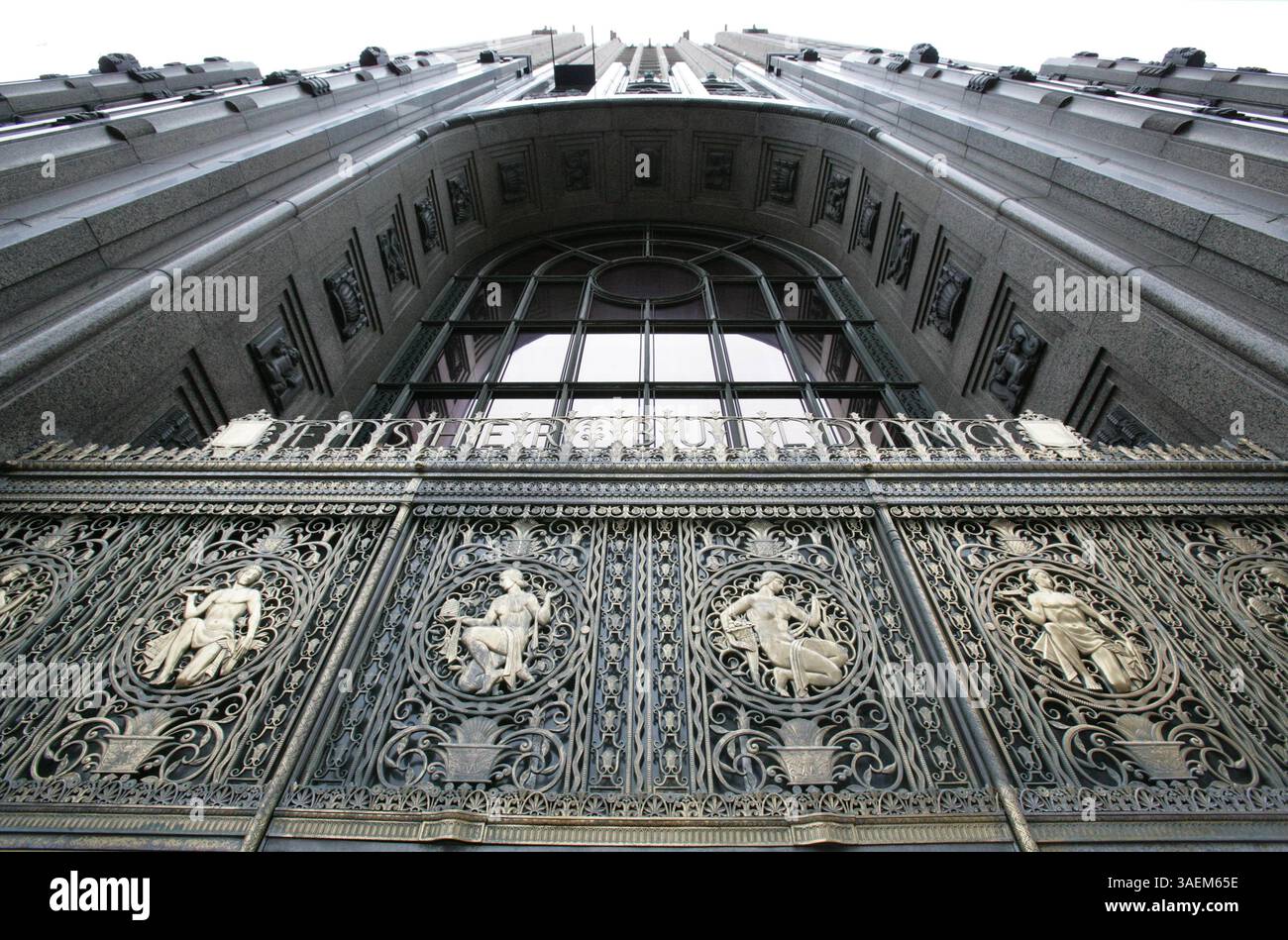 Am Dienstag, den 11. November 2008, sind dekorative Grillarbeiten aus Bronze über dem Eingang des W. Grand Boulevard an der Außenseite des Fisher Building in Detroit zu sehen. . (Kreditbild: Detroit Free Press/ZUMAPRESS.com) Stockfoto