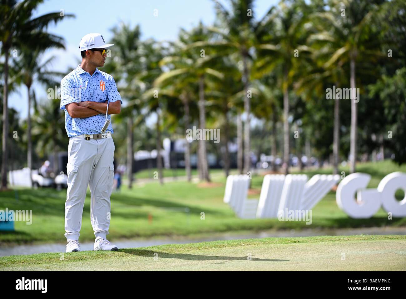 Doral, USA. April 2025. Kevin Na, Captain des Iron Heads GC, sieht Danny Lee von The Iron Heads GC-Putts am letzten Tag des LIV Golf Invitational 2025 - Miami auf dem Trump National Golf Course am 6. April 2025 in Doral, Florida. (Foto: JC Ruiz/SIPA USA) Credit: SIPA USA/Alamy Live News Stockfoto
