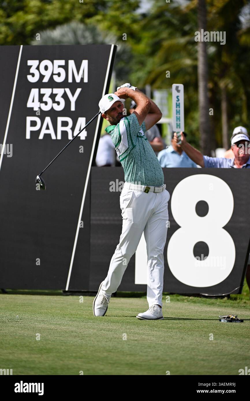 Doral, USA. April 2025. Charl Schwartzel von The Stinger GC schlägt am 6. April 2025 auf dem Trump National Golf Course 2025 in Doral, Florida, am letzten Tag des LIV Golf Invitational - Miami ab. (Foto: JC Ruiz/SIPA USA) Credit: SIPA USA/Alamy Live News Stockfoto