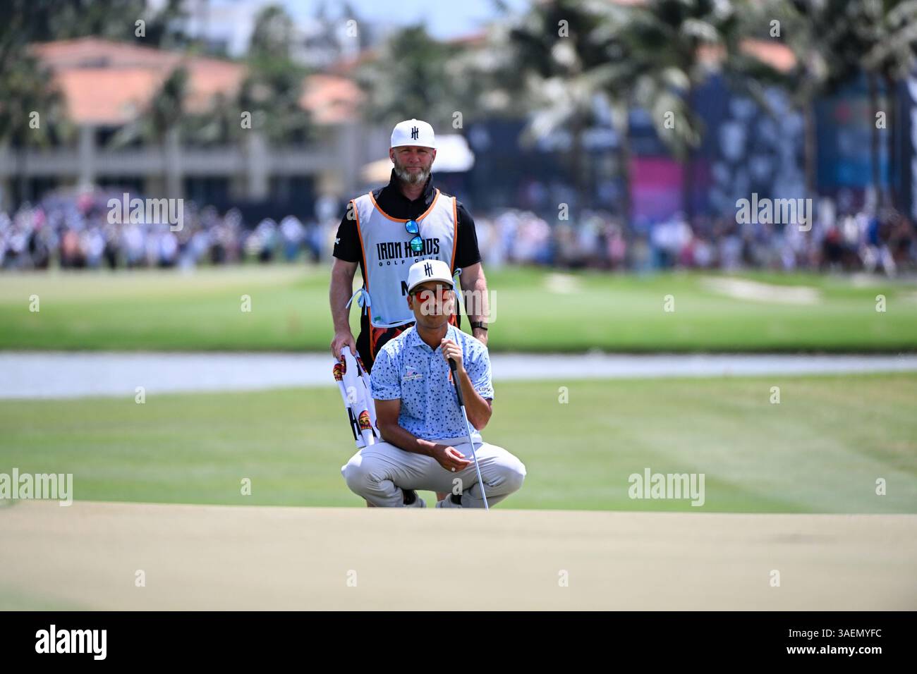 Doral, USA. April 2025. Kevin Na, Captain der Iron Heads GC, stellt am 6. April 2025 in Doral, Florida, einen Putt am letzten Tag des LIV Golf Invitational 2025 in Miami auf dem Trump National Golf Course vor. (Foto: JC Ruiz/SIPA USA) Credit: SIPA USA/Alamy Live News Stockfoto