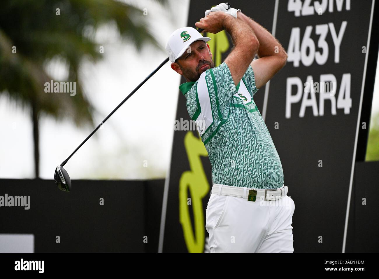Doral, USA. April 2025. Charl Schwartzel von The Stinger GC schlägt am 6. April 2025 auf dem Trump National Golf Course 2025 in Doral, Florida, am letzten Tag des LIV Golf Invitational - Miami ab. (Foto: JC Ruiz/SIPA USA) Credit: SIPA USA/Alamy Live News Stockfoto