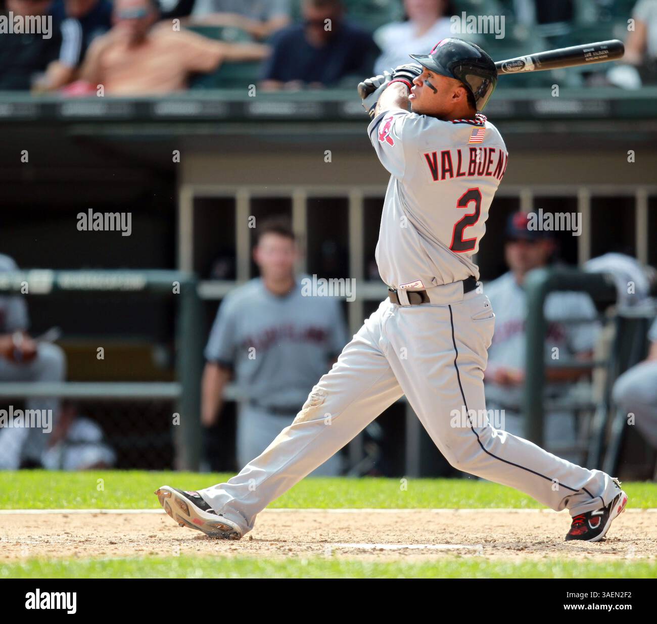 11. September 2011 – Chicago, IL, USA – Luis Valbuena von den Cleveland Indians trifft am Sonntag, den 11. September 2011 im US Cellular Field in Chicago, Illinois, einen Solo-Home-Run gegen die Chicago White Sox. (Bild: © Stacey Wescott/Chicago Tribune/MCT/ZUMAPRESS.com) Stockfoto