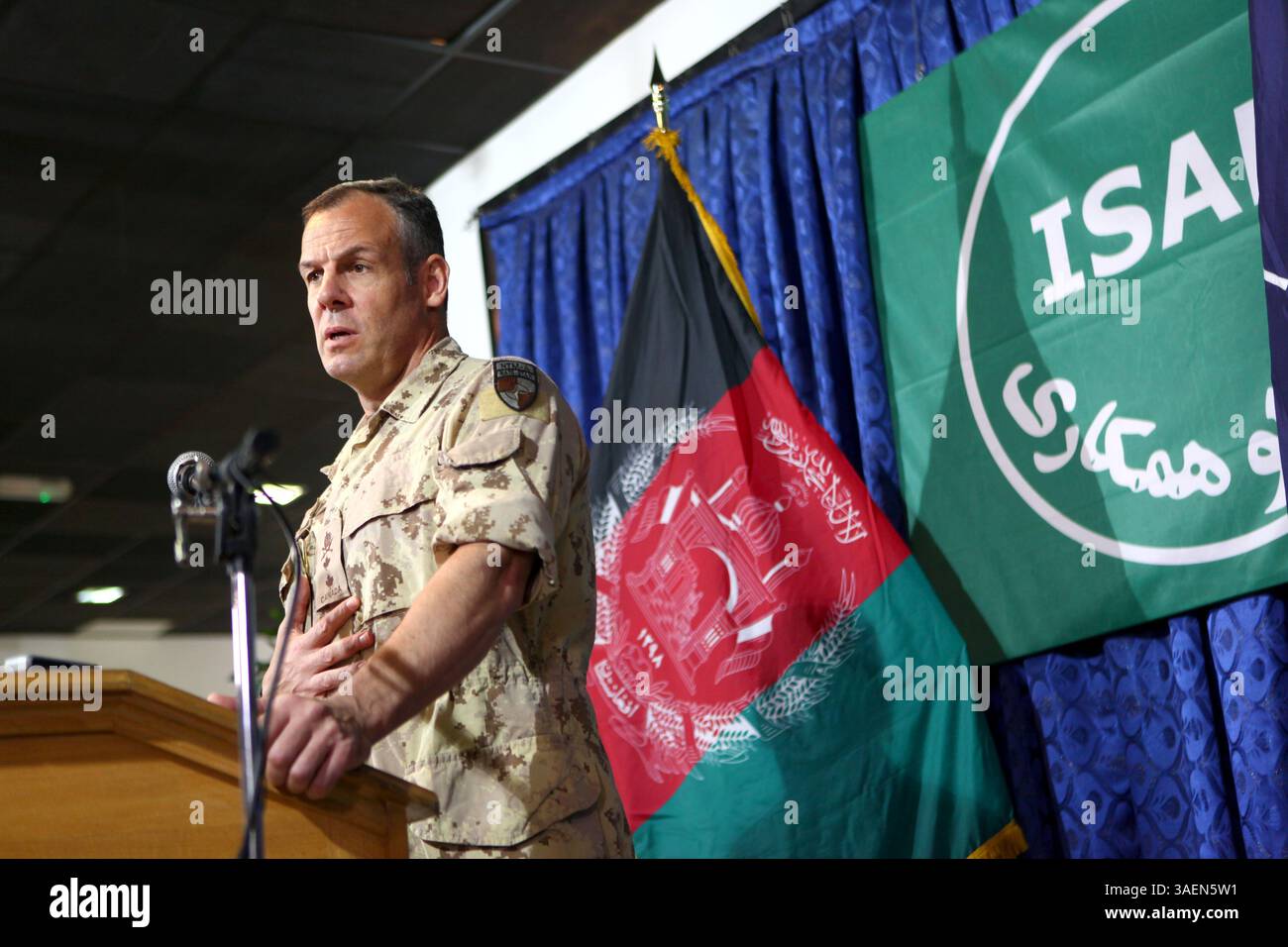12. September 2011 - Kabul, Afghanistan - Generalmajor MICHAEL DAY stellt Fragen zur Vorbereitung der afghanischen Nationalarmee (ANA) und der afghanischen Nationalpolizei (ANP) auf einer Pressekonferenz im ISAF-Hauptquartier in Kabul. (Bild: © will van Engen/ZUMAPRESS.com) Stockfoto