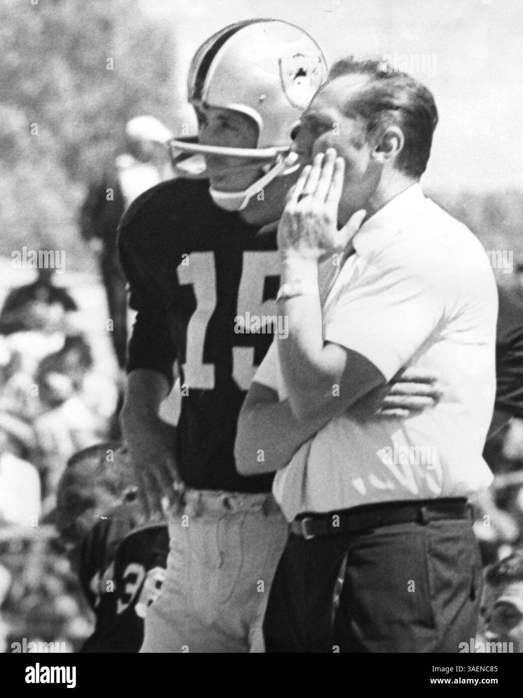 9. August 1964 - Oakland, CA, USA - ehemaliger Trainer Al Davis am Rande eines Ausstellungsspiels gegen die Kansas City Chiefs mit Quarterback Tom Flores (15) in Oakland, Kalifornien. Davis, der eine 60-jährige Fußballkarriere genoss, starb am 8. Oktober 2011. Er war 82. (Bild: © Roy H. Williams/Oakland Tribune/MCT/ZUMAPRESS.com) Stockfoto