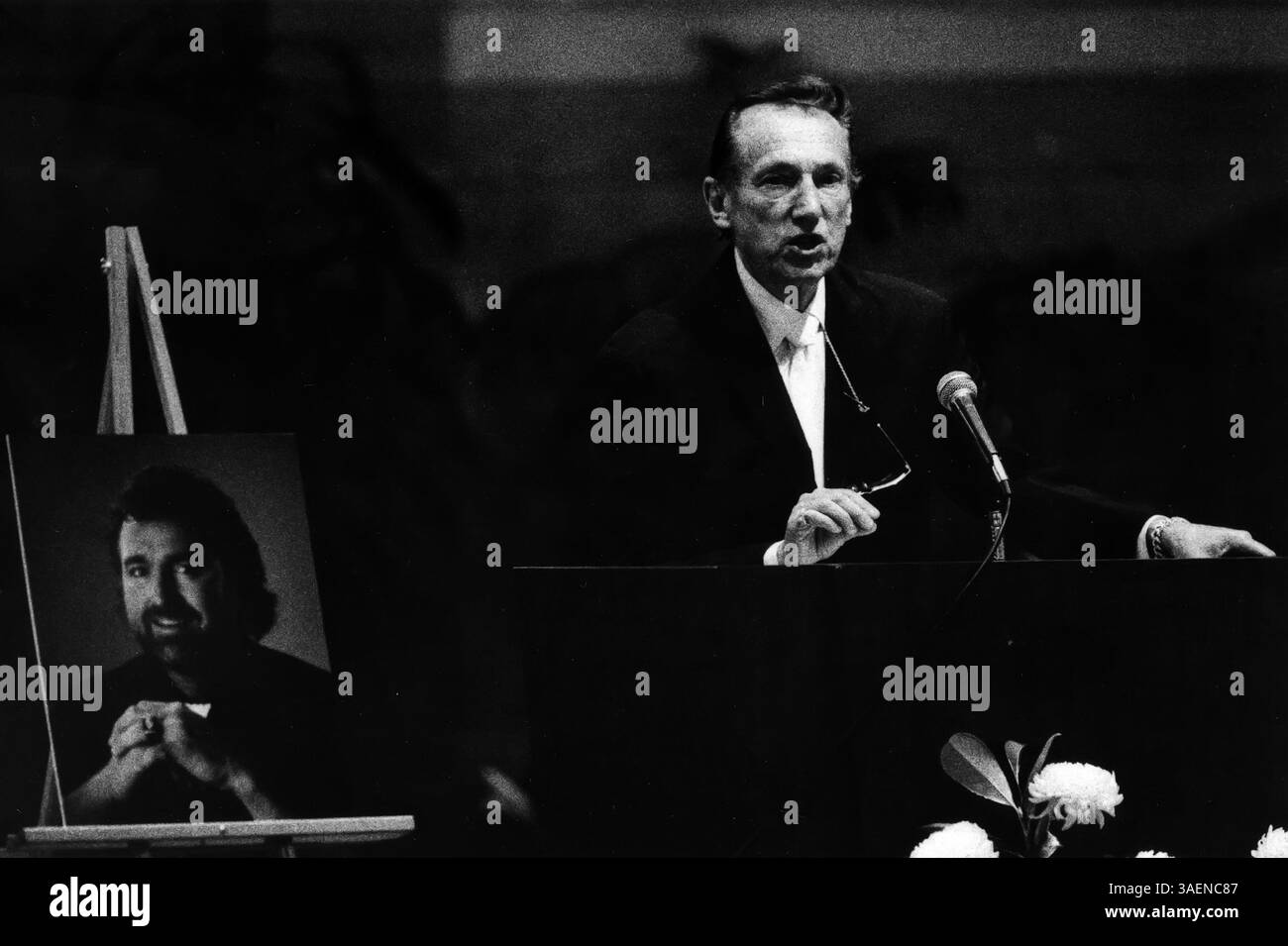 28. Juni 1989: Oakland, CA, USA: Der Eigentümer der Oakland Raiders, Al Davis, spricht im Juni 1989 bei einer Gedenkfeier für den Verteidiger John Matuszak in Oakland, Kalifornien. Davis, der eine 60-jährige Fußballkarriere genoss, starb am 8. Oktober 2011. Er war 82. (Bild: © Matthew J. Lee/Oakland Tribune/MCT/ZUMAPRESS.com) Stockfoto