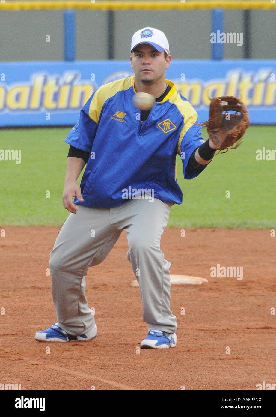 10. Oktober 2011 - Valencia, CARABOBO, Venezuela - Jose Altuve en los entrenamientos con su equipo Los Navegantes del Magallanes. (JAIRO ALTUVE / EL NACIONAL). ..Prohibido el uso o reproducción de esta imagen en Venezuela (Kreditbild: © El Nacional/GDA/ZUMAPRESS.com) Stockfoto