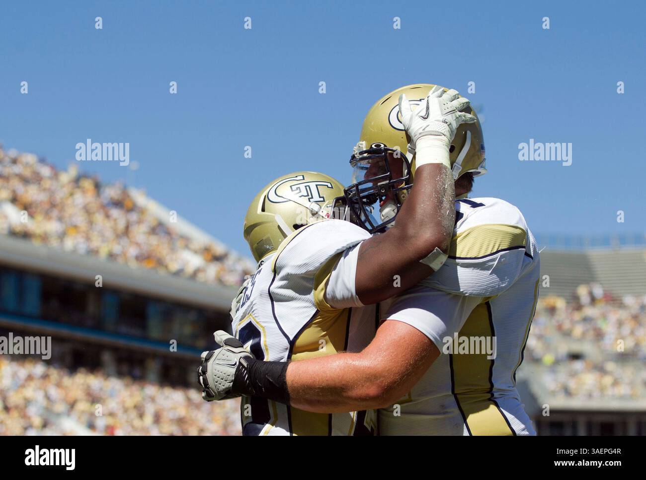 24. September 2011 - Atlanta, GA, USA - Roddy Jones (20) feiert mit seinem Teamkollegen Phil Smith (61), nachdem er den Yellow Jackets Ende des zweiten Quartals im Bobby Dodd Stadium in Atlanta, Georgia, einen 17-7er Vorsprung vor North Carolina gab 2011. Georgia Tech besiegte UNC 35 mit 28. (Bild: © Robert Willett/Raleigh News & Observer/MCT/ZUMAPRESS.com) Stockfoto