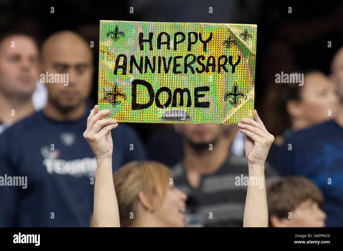 25. September 2011: Fans der New Orleans Saints während des NFL Football-Spiels zwischen den Houston Texans und den New Orleans Saints im Louisiana Superdome in New Orleans, LA... heute ist der fünfjährige Jahrestag der Rückkehr der New Orleans Saints in den Superdome nach Hurrikan Katrina. (Bild: © Jonathan Bachman/Cal Sport Media/ZUMAPRESS.com) Stockfoto
