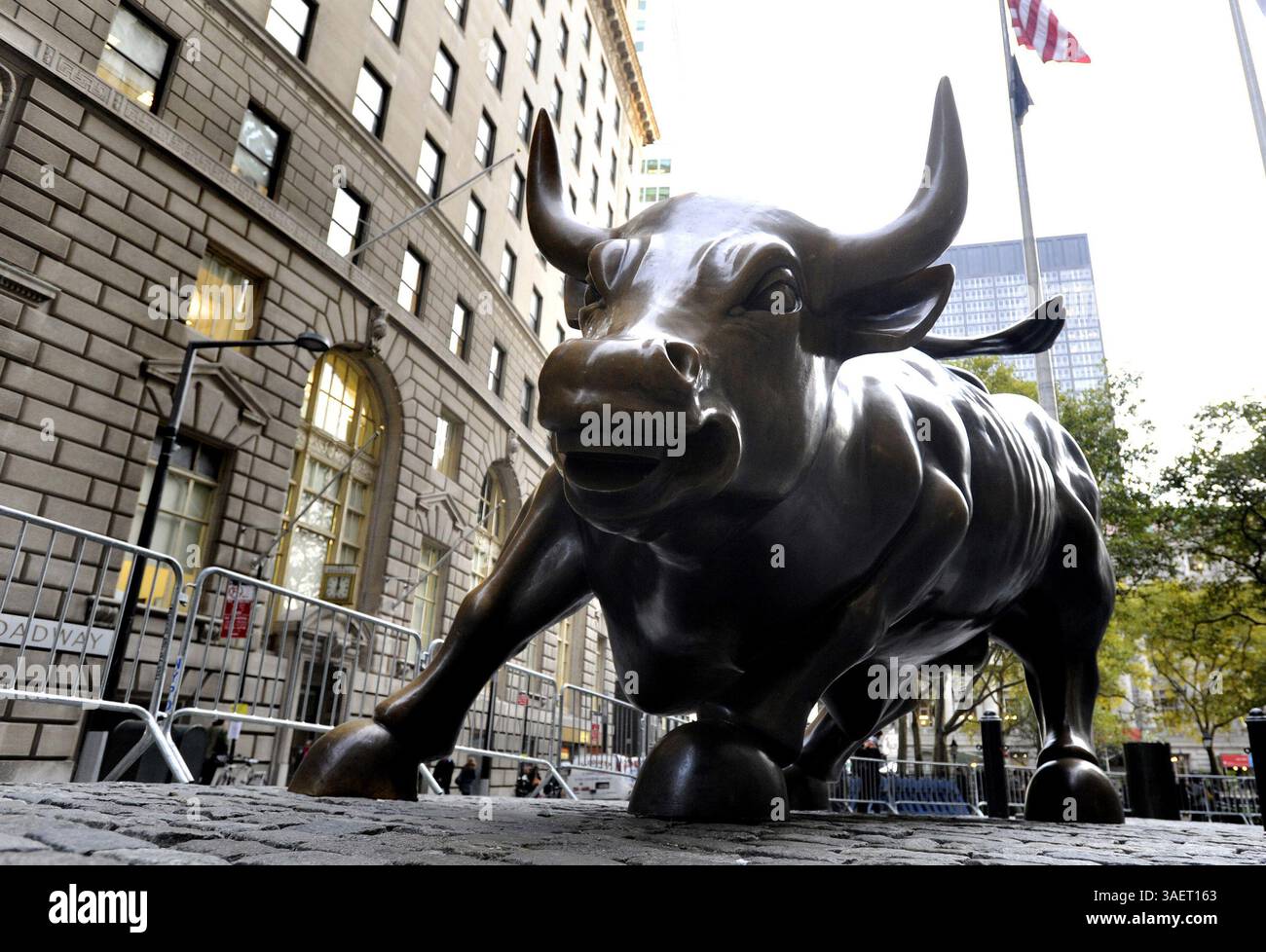 3. November 2011, New York, NY, USA: The Wall Street Bull im Finanzviertel. Die amerikanischen Aktien, die in die schnellste Korrektur aller Zeiten verwickelt sind, laufen ernsthaft Gefahr, den schnellsten Absturz des Bärenmarktes von einem Allzeithoch zu erleiden, sofern das Verkaufstempo nicht nachlässt. (Kreditbild: © TNS via ZUMA Wire) Stockfoto
