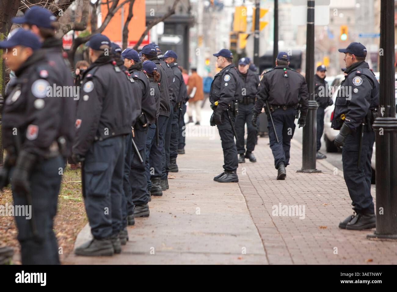 23. November 2011 - Toronto, Ontario, Kanada - 9 Uhr - die taktischen Einheiten der Polizei von Toronto werden ohne Schlagstöcke oder Schilde gesehen, die sich um die Ostflanke des Parks bewegen. Anstatt Gewalt anzuwenden, boten die Polizisten höflich medizinische Hilfe oder soziale Hilfe an, die sie brauchten; sie betonten wiederholt, dass die Demonstranten frei zurückkehren und ihr Recht auf freie Meinungsäußerung ausüben können, sobald der Park wieder für die Öffentlichkeit zugänglich war. (Bild: © Chris Drost/ZUMAPRESS.com) Stockfoto