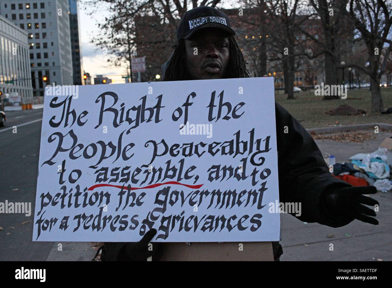25. November 2011: Denver, Colorado, USA: DWAYNE HUDSON protestiert im Rahmen der Occupy Denver-Bewegung vor dem Colorado State Capitol. „Wir stellen uns vor, die Art von Amerika zu schaffen, die den Geist des Volkes, des Volkes und des Volkes weckt“, sagte Hudson. (Kreditbild: © Jeremy Breningstall/ZUMAPRESS.com) Stockfoto