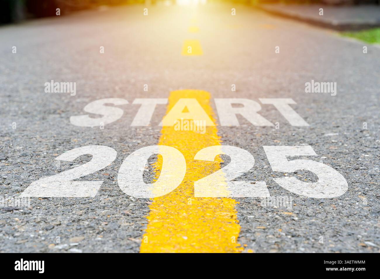 Neujahrskonzept 2025. Roadtrip, Reisen und Zukunftsvision. Naturlandschaft mit Autobahnstraße, die zum frohen Neujahrsfest führt Stockfoto