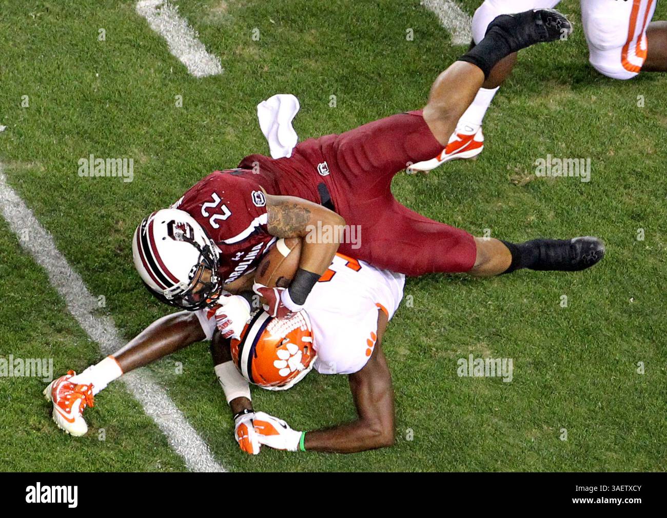 26. November 2011: Columbia, SC, USA - Brandon Wilds (22) aus South Carolina überquert am Samstag, 26. November 2011 in Columbia, South Carolina die Rashard Hall of Clemson. (Kreditbild: © Gerry Melendez/The State/MCT/ZUMAPRESS.com) Stockfoto