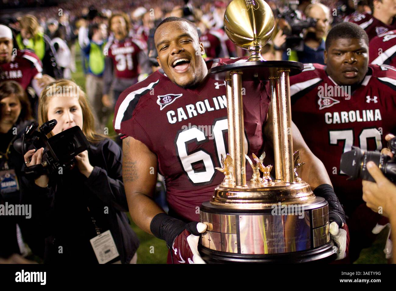 November 2011 - Columbia, South Carolina, USA S - South Carolina Gamecocks Guard Terrence Campbell (60) feiert mit der Hardees Trophy nach dem Spiel. Die Gamecocks besiegen die Tiger 34 - 13. (Bild: © Tony Brown/Southcreek/ZUMAPRESS.com) Stockfoto