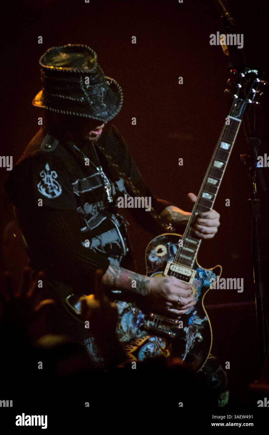 28. November 2011 - Hamilton, Ontario, Kanada - Gitarrist DJ ASHBA und die Band Guns N' Roses treten live auf, während ihre Tour 2011 einen Halt im COPPS Coliseum macht (Bild: © Igor Vidyashev/ZUMAPRESS.com) Stockfoto