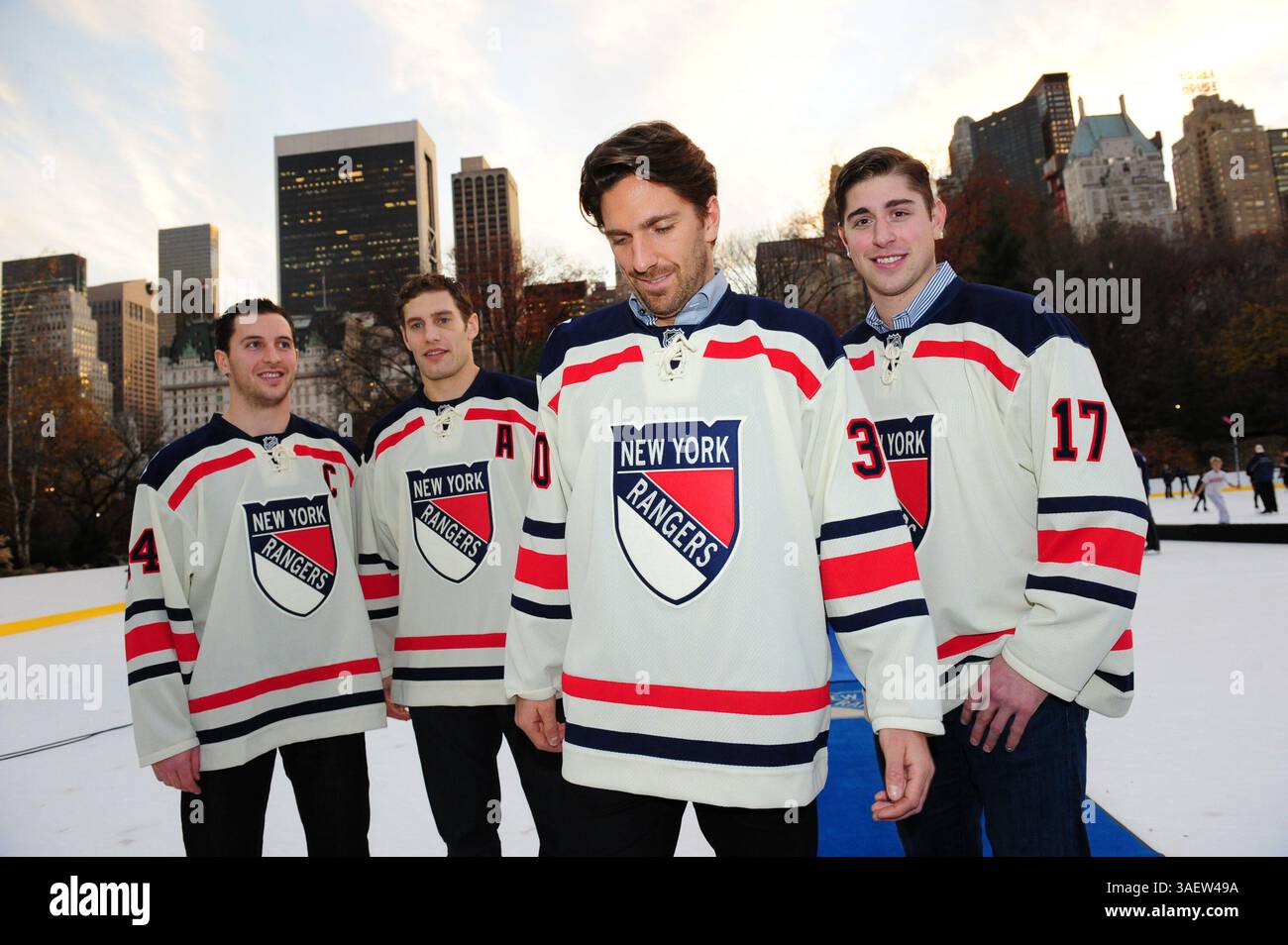 28. November 2011 - Manhattan, New York, USA - die Spieler der NY Rangers enthüllen RYAN CALLAHAN, DAN GIRARDI, HENRIK LUNDQVIST und BRANDON DUBINSKY das offizielle Trikot, das das Team für die NHL Winter Classic 2012 gegen die Philadelphia Flyers am 2. Januar 2012 tragen wird. (Bild: © Bryan Smith/ZUMAPRESS.com) Stockfoto