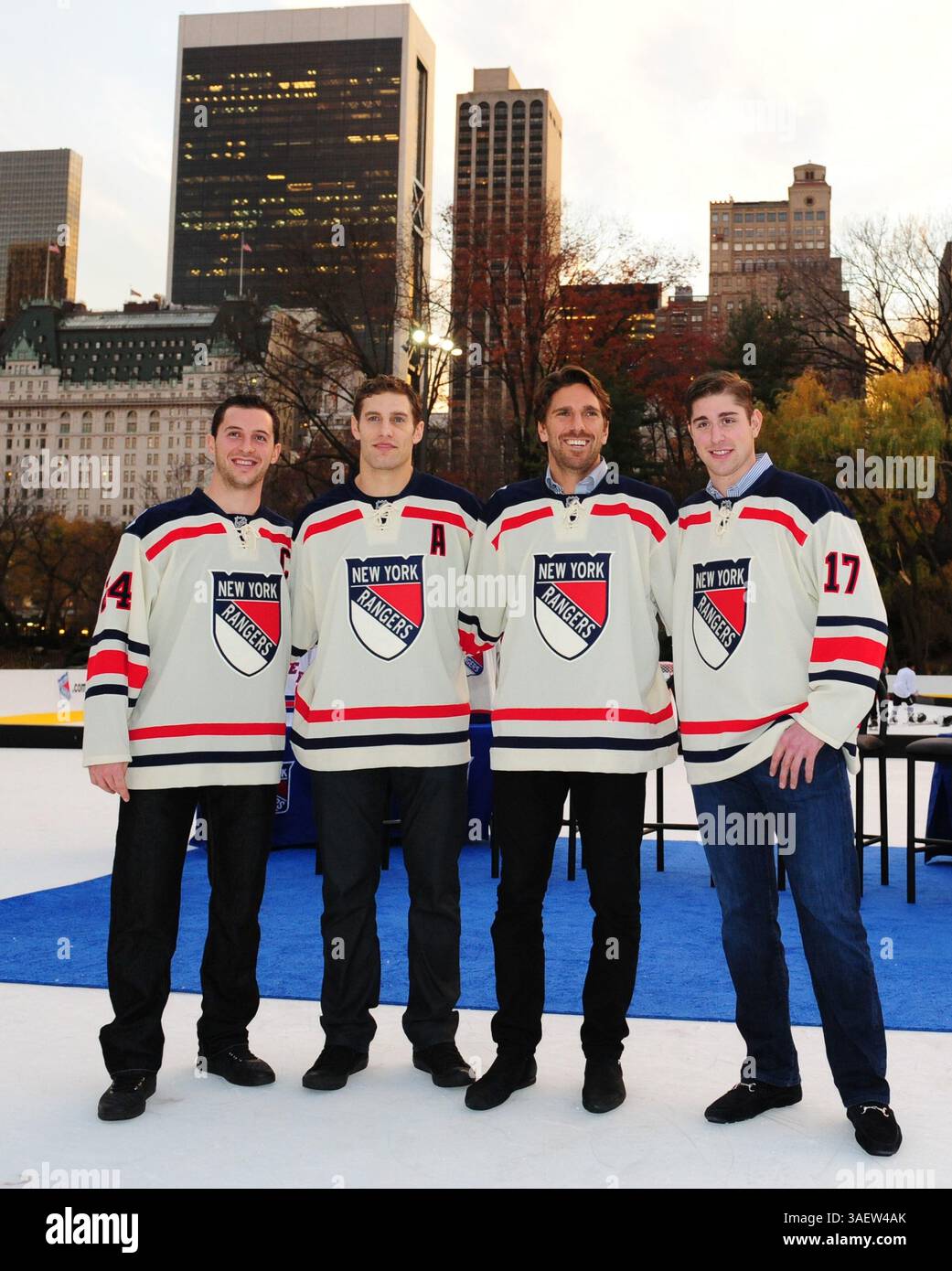 28. November 2011 - Manhattan, New York, USA - die Spieler der NY Rangers enthüllen RYAN CALLAHAN, DAN GIRARDI, HENRIK LUNDQVIST und BRANDON DUBINSKY das offizielle Trikot, das das Team für die NHL Winter Classic 2012 gegen die Philadelphia Flyers am 2. Januar 2012 tragen wird. (Bild: © Bryan Smith/ZUMAPRESS.com) Stockfoto