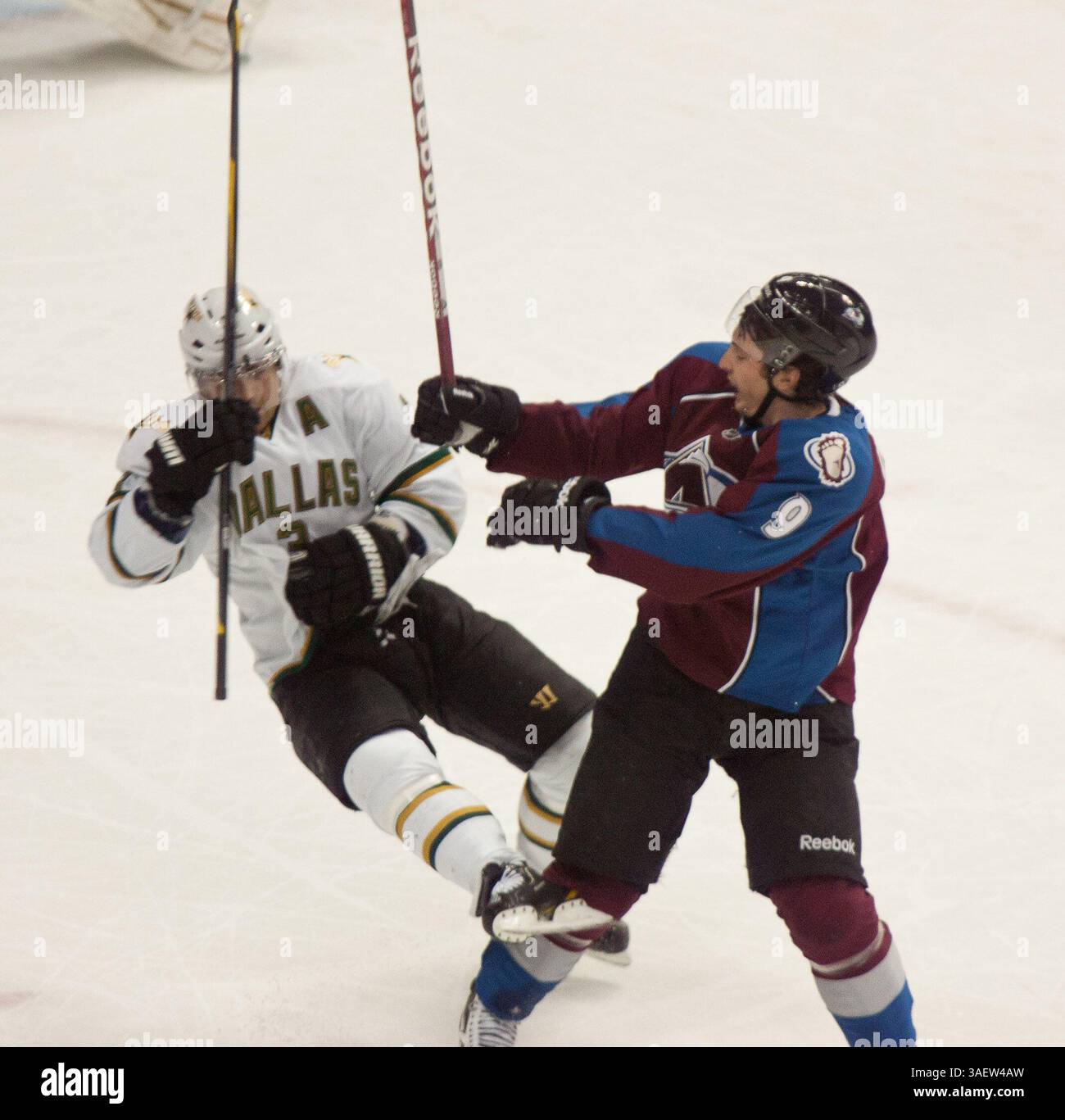 28. November 2011: Dallas Defenseman Stephane Robidas wird in der ersten Periode vom Colorado Center Matt Duchene im Pepsi Center in Denver kontrolliert. (Kreditbild: © Derek Regensburger/Cal Sport Media/ZUMAPRESS.com) Stockfoto