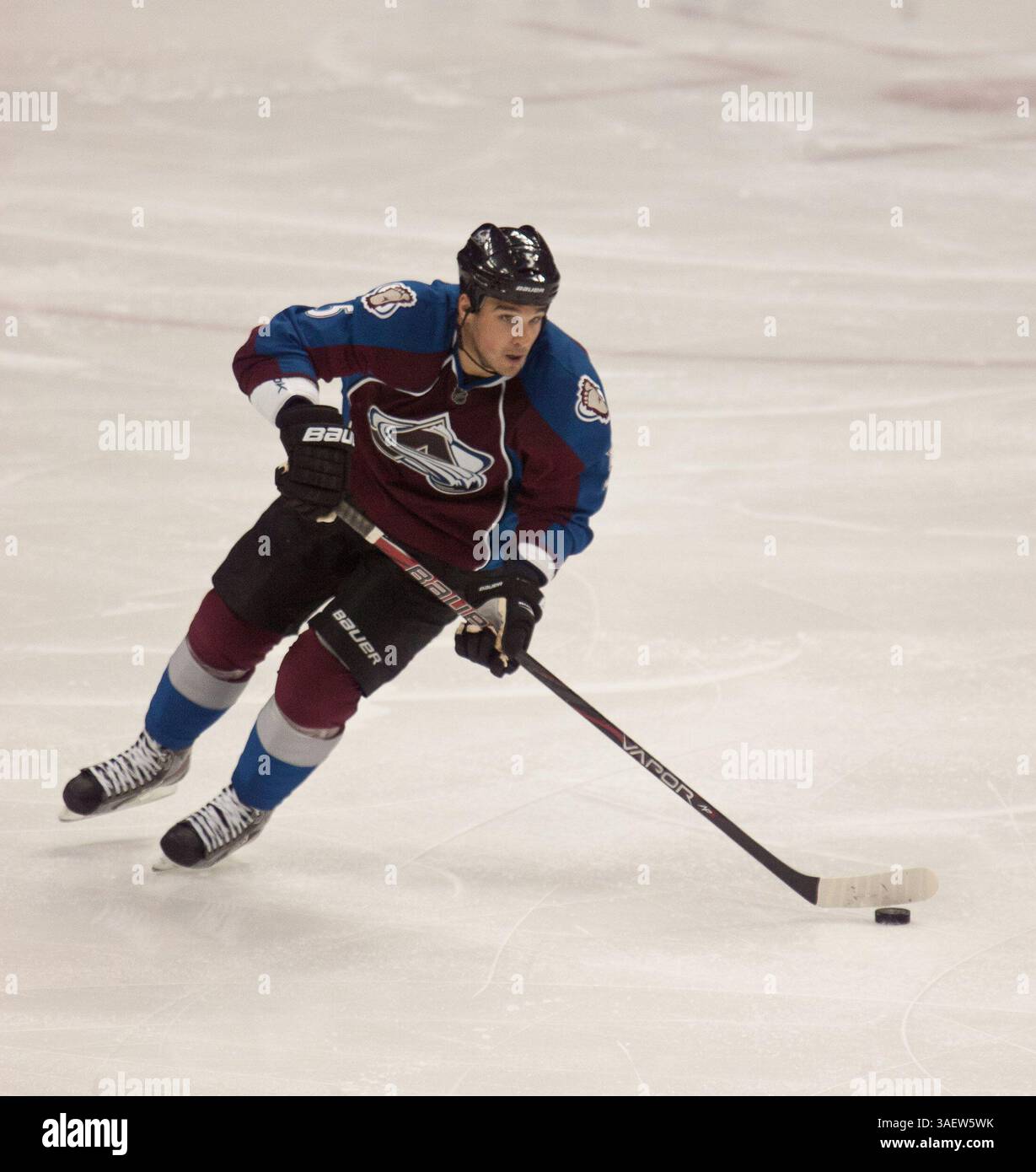 28. November 2011: Shane O’Brien, Verteidiger von Colorado, bringt den Puck gegen Dallas in der zweiten Phase im Pepsi Center in Denver, CO. Dallas gewann mit 3:1. (Bild: © Derek Regensburger/Cal Sport Media/ZUMAPRESS.com) Stockfoto
