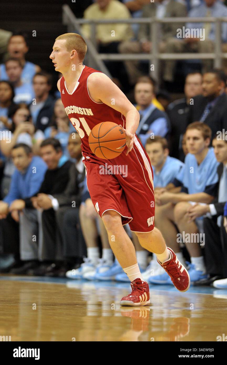 30. November 2011: Mike Bruesewitz #31 in Aktion während des NCAA Basketballspiels zwischen den North Carolina Tarheels und Wisconsin Badgers im Rahmen der Big Ten/ACC Challenge im Dean Dome, Chapel Hill, NC. (Bild: © Evan Pike/Cal Sport Media/ZUMAPRESS.com) Stockfoto