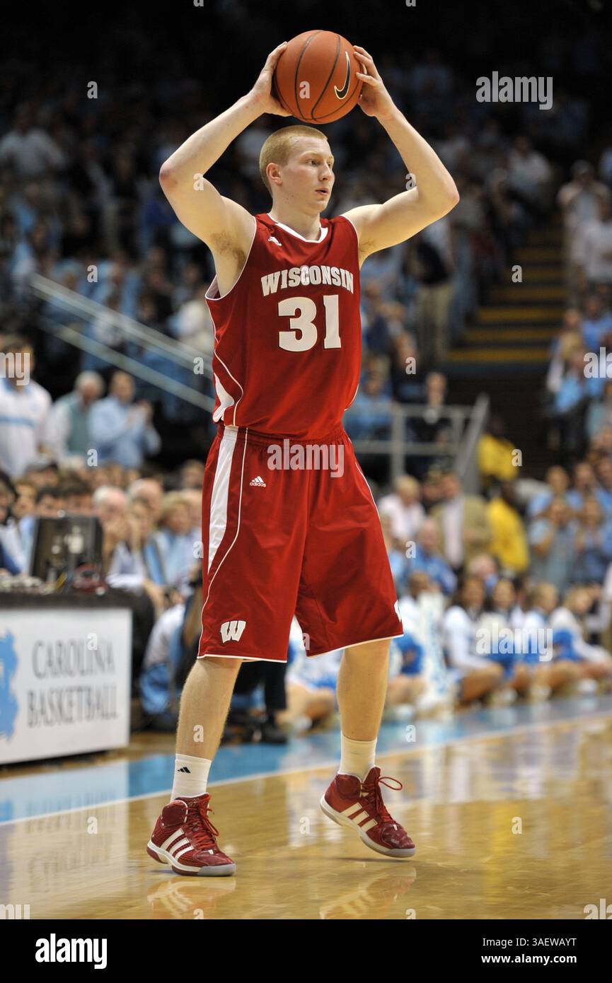 30. November 2011: Mike Bruesewitz #31 in Aktion während des NCAA Basketballspiels zwischen den North Carolina Tarheels und Wisconsin Badgers im Rahmen der Big Ten/ACC Challenge im Dean Dome, Chapel Hill, NC. (Bild: © Evan Pike/Cal Sport Media/ZUMAPRESS.com) Stockfoto