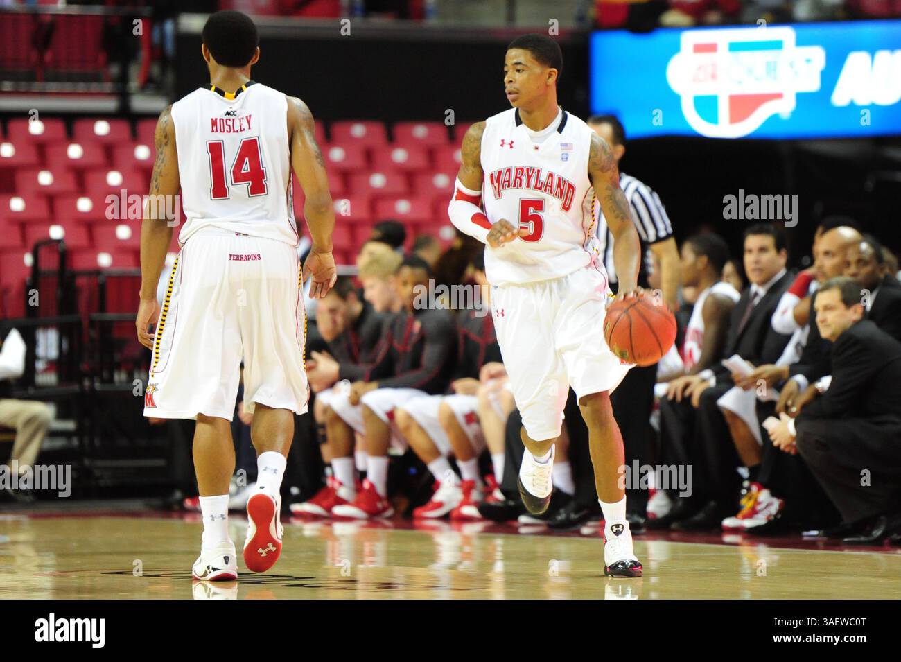 DEZEMBER 2011 : Maryland Neuling (G) Nick Faust (5) im Spiel zwischen den Mount Saint Mary's Mountaineers und den Maryland Terrapins Herren Basketballteams im Comcast Center in College Park, MD. Maryland besiegte die Mount 77-74. (Bild: © John Middlebrook/Cal Sport Media/ZUMAPRESS.com) Stockfoto DEZEMBER 2011 : Maryland Neuling (G) Nick Faust (5) im Spiel zwischen den Mount Saint Mary's Mountaineers und den Maryland Terrapins Herren Basketballteams im Comcast Center in College Park, MD. Maryland besiegte die Mount 77-74. (Bild: © John Middlebrook/Cal Sport Media/ZUMAPRESS.com) Stockfoto