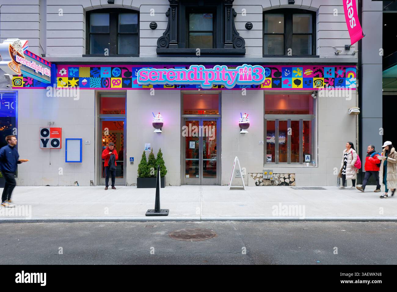 Serendipity 3, 157 W 47th St, New York, NYC, Ladenfront eines amerikanischen Restaurants und Eisdiele am Times Square in Manhattan. 紐約 纽约 Stockfoto