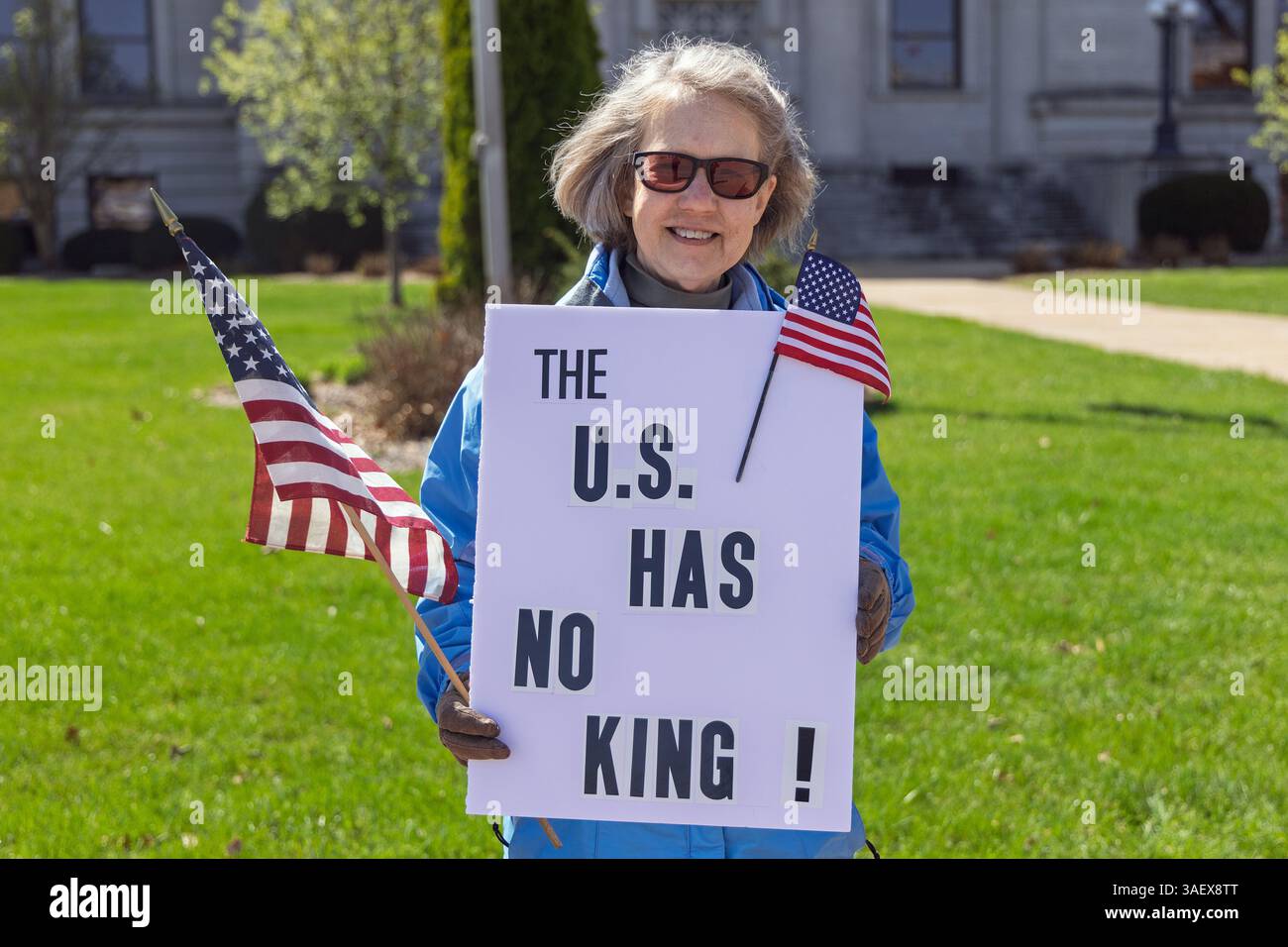 Mount Pleasant, Iowa, USA. April 2025. Am 6. April 2025 veranstalteten die Demokraten des Henry County und die unteilbare Iowa-Bewegung eine Hands Off-Kundgebung in Mount Pleasant, Iowa, USA. Eine Frau hält ein Schild mit der Aufschrift „U.S. Has No King“. Quelle: Keith Turrill/Alamy Live News Stockfoto