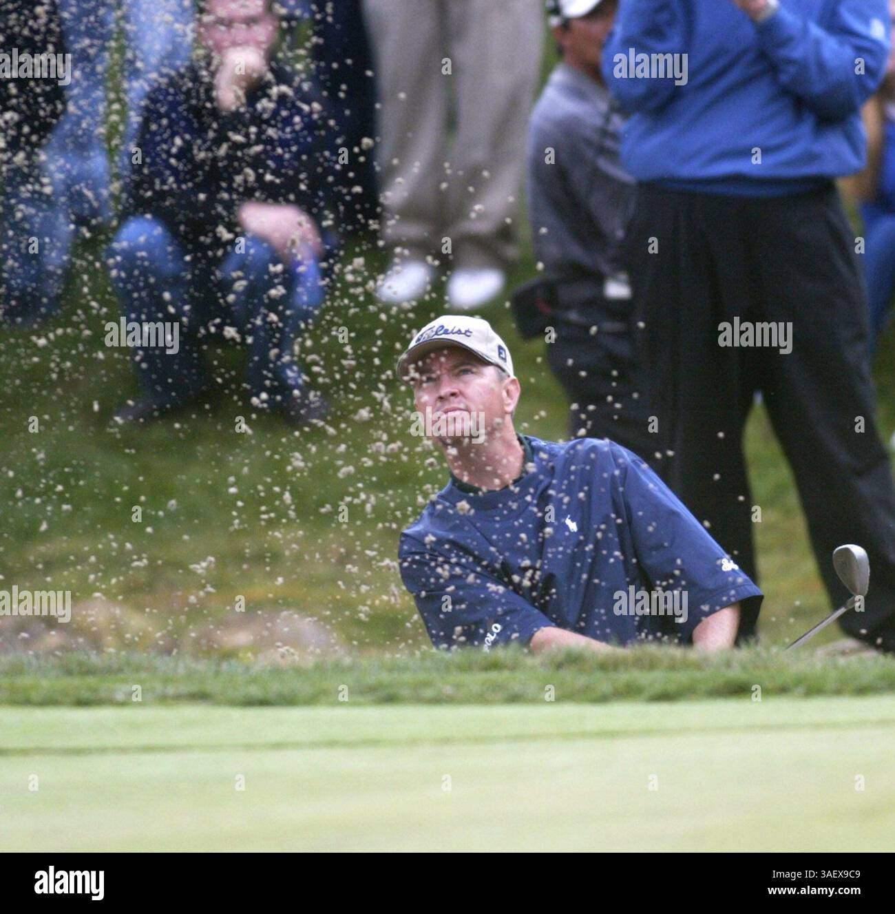 Dez. 2003; Thousand Oaks, CA, USA; DAVIS LOVE stürmt den Bunker auf dem 18-Loch-Loch-Platz und gewinnt das fünfte jährliche Target World Challenge Golf Tournament im Sherwood Country Club in Thousand Oaks, Kalifornien. Das Turnier kommt der Tiger Woods Foundation zugute, und der Gewinner erhält 1,2 Millionen US-Dollar. (Bild: Armando Arorizo/ZUMAPRESS.com) Stockfoto