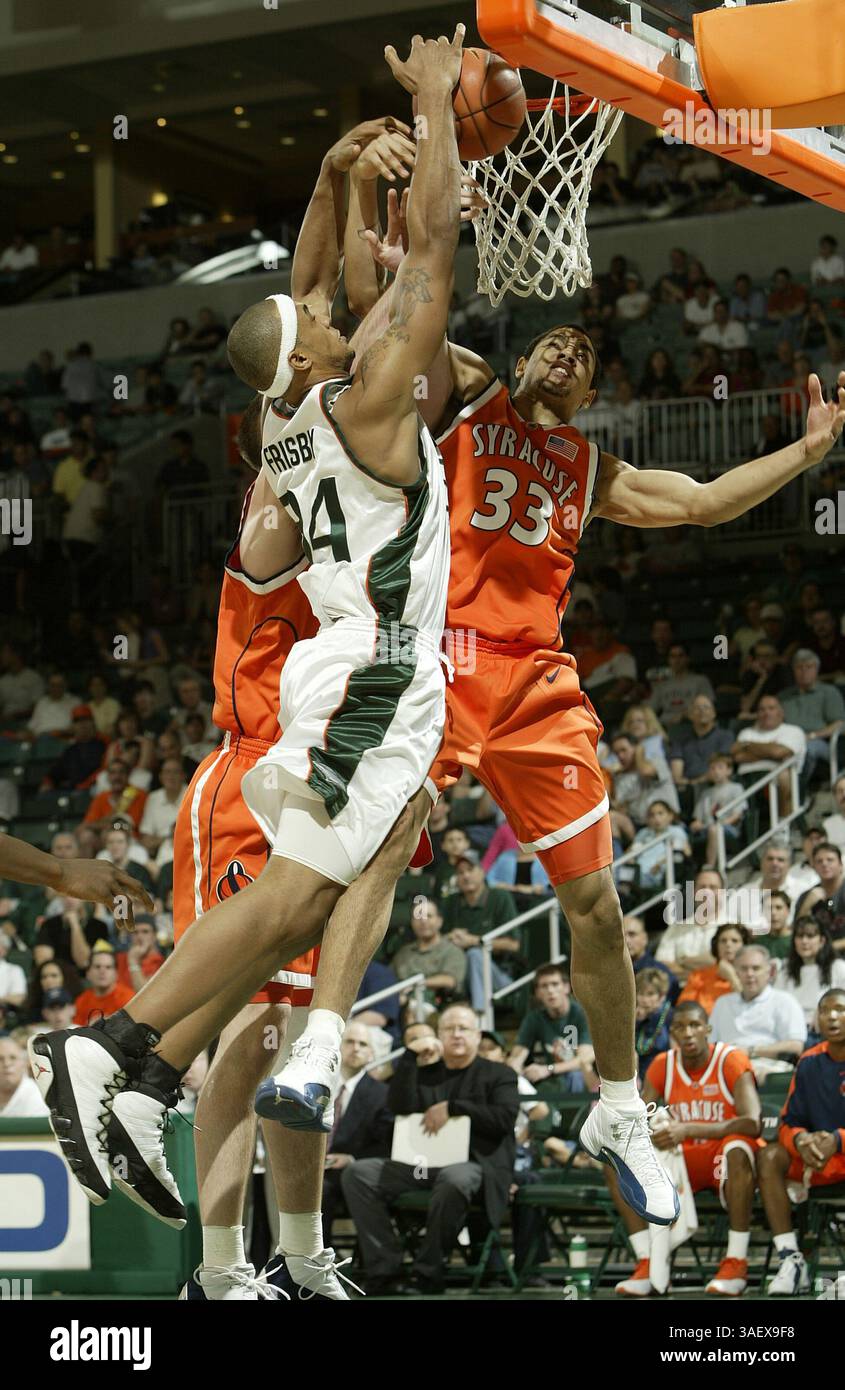 Februar 2004; Coral Gables, FL, USA; Syracuse führt die U of Miami 91-74 im Big East Competition an. Miamis William Frisby kämpft gegen Terrence Roberts aus Syrakus um den Rückzug. (Bild: Joel Auerbach/ZUMAPRESS.com) Stockfoto