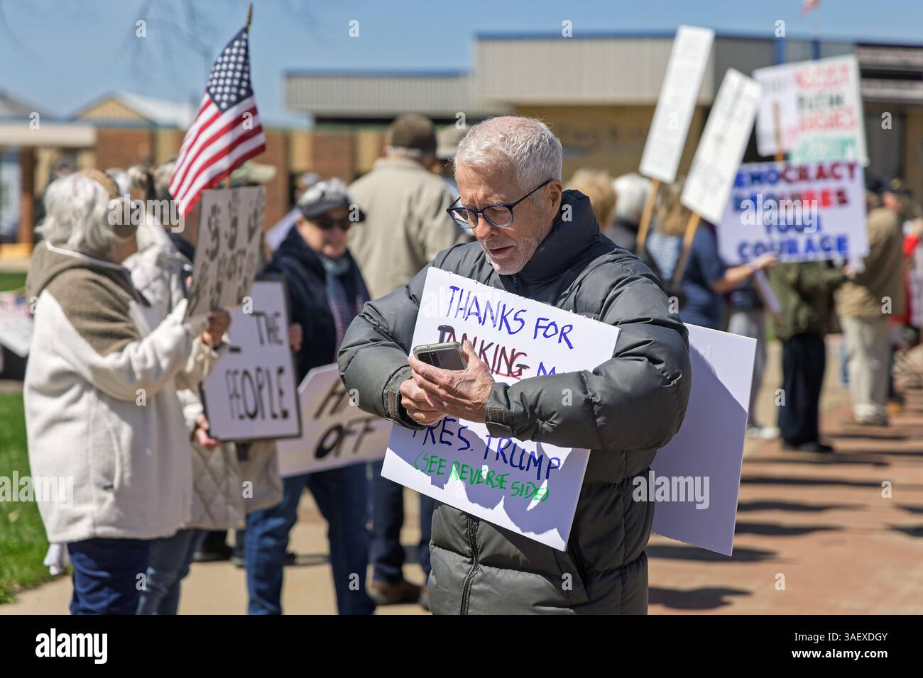 Mount Pleasant, Iowa, USA. April 2025. Am 6. April 2025 veranstalteten die Demokraten des Henry County und die unteilbare Iowa-Bewegung eine Hands Off-Kundgebung in Mount Pleasant, Iowa, USA. Die Demonstranten reihten mit Schildern auf der US Route 34 vor dem Henry County Courthouse an. Quelle: Keith Turrill/Alamy Live News Stockfoto