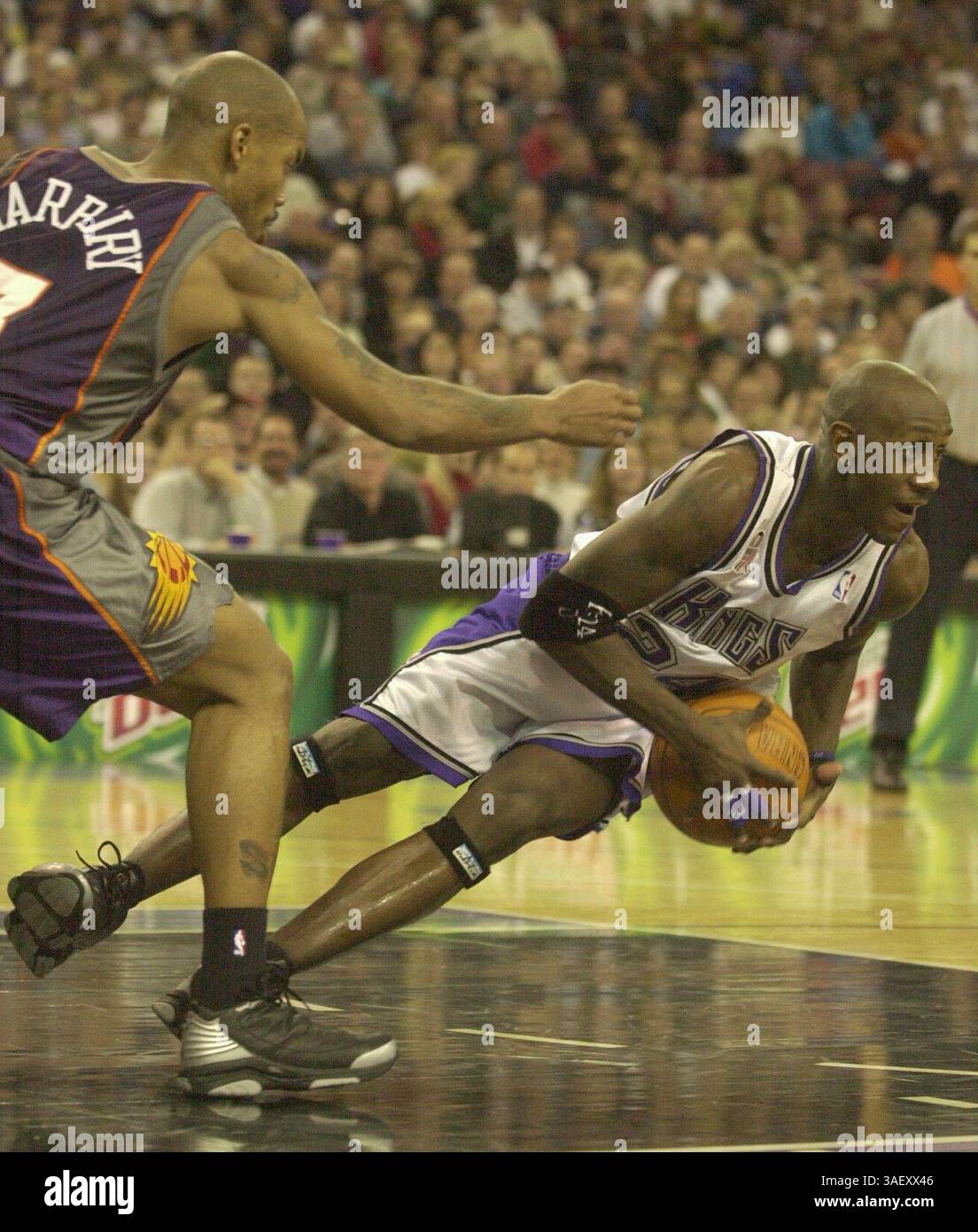 Kings Bobby Jackson fällt in der zweiten Hälfte des Spiels gegen die Phoenix Suns Sunday in der Arco Arena ab. Die Kings gewannen 133:101. Jackson erzielte 10 Punkte. The Sacramento Bee/ Anne Chadwick Williams 12/23/01 /ZUMA Press Stockfoto