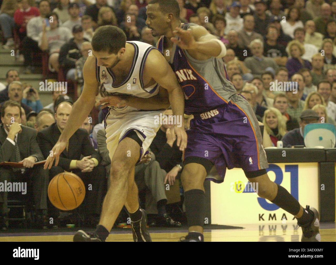 Suns Anfernee ''Penny'' Hardaway ist in der zweiten Spielhälfte in der Arco Arena Sonntag gegen Peja Stojakovic. Die Kings gewannen 133:101. Peja erzielte 26 Punkte. The Sacramento Bee/ Anne Chadwick Williams 12/23/01 /ZUMA Press Stockfoto