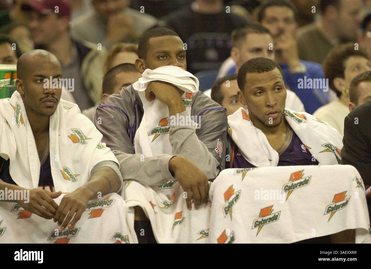 Die Phoenix Suns Starterinnen Shawn Marion, Anfernee ''Penny'' Hardaway und Stephon Marbury sitzen am Ende des Spiels gegen die Kings Sunday in der Arco Arena. Die Kings gewannen 133:101. The Sacramento Bee/ Anne Chadwick Williams 12/23/01 /ZUMA Press Stockfoto