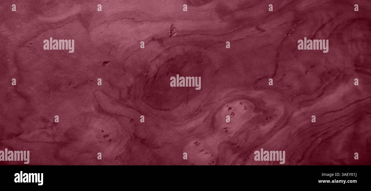 Hintergrund mit Holzstruktur. Verschiedene Rosa-, Violett-, Dunkel- und schmutzige Farben. Natürliche gekrümmte Linien und Wellen sind ungleichmäßig auf dem Hintergrund angeordnet. Stockfoto