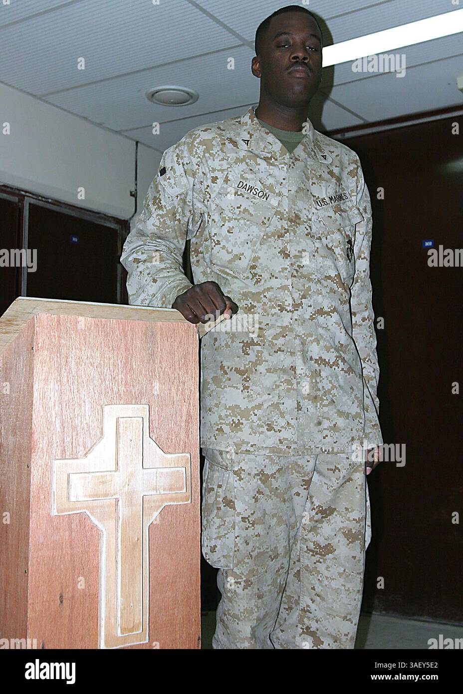 März 2005; Hadithah, Irak; Irak- 23 Jahre alter Monticello, N.Y., gebürtiger Lance CPL. JUSTIN E. DAWSON, Infanterist und Kaplanassistent, wacht über den 3/25 Kaplan sowie viele andere, die 1,5m hoch sind. Stockfoto