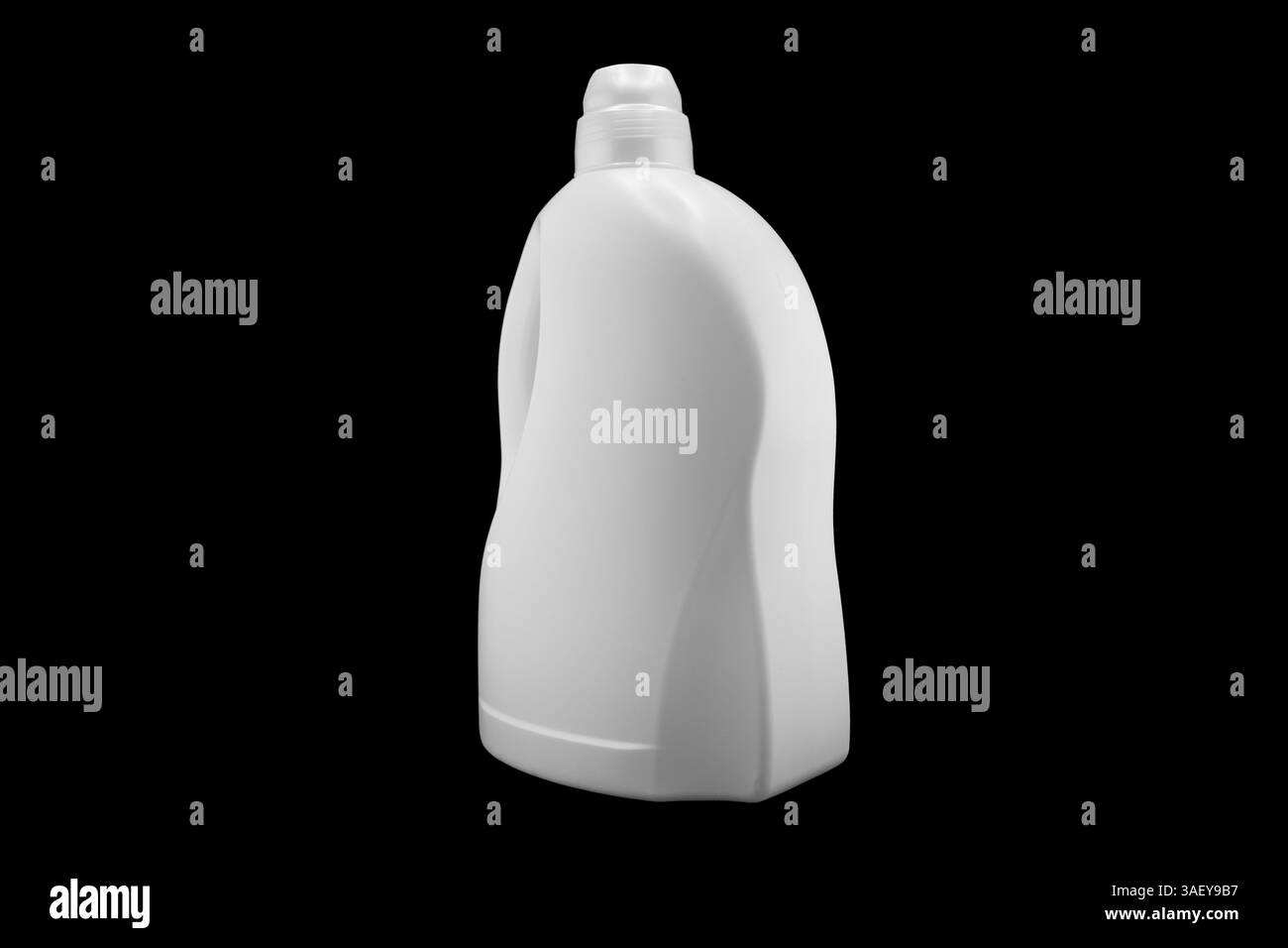 Kunststoffflasche für Reinigungsmittel iIsolated auf schwarzem Hintergrund. Kunststoffflasche isoliert mit Clipping-Pfad. Stockfoto
