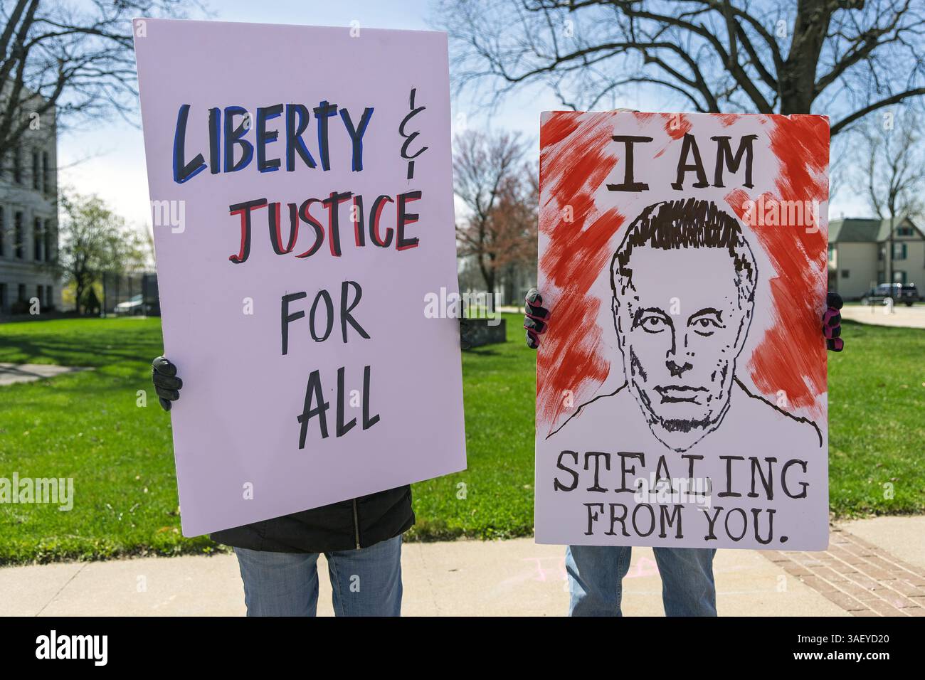 Mount Pleasant, Iowa, USA. April 2025. Am 6. April 2025 veranstalteten die Demokraten des Henry County und die unteilbare Iowa-Bewegung eine Hands Off-Kundgebung in Mount Pleasant, Iowa, USA. Eine Person hält ein Schild, das behauptet, Elon Musk würde stehlen. Quelle: Keith Turrill/Alamy Live News Stockfoto