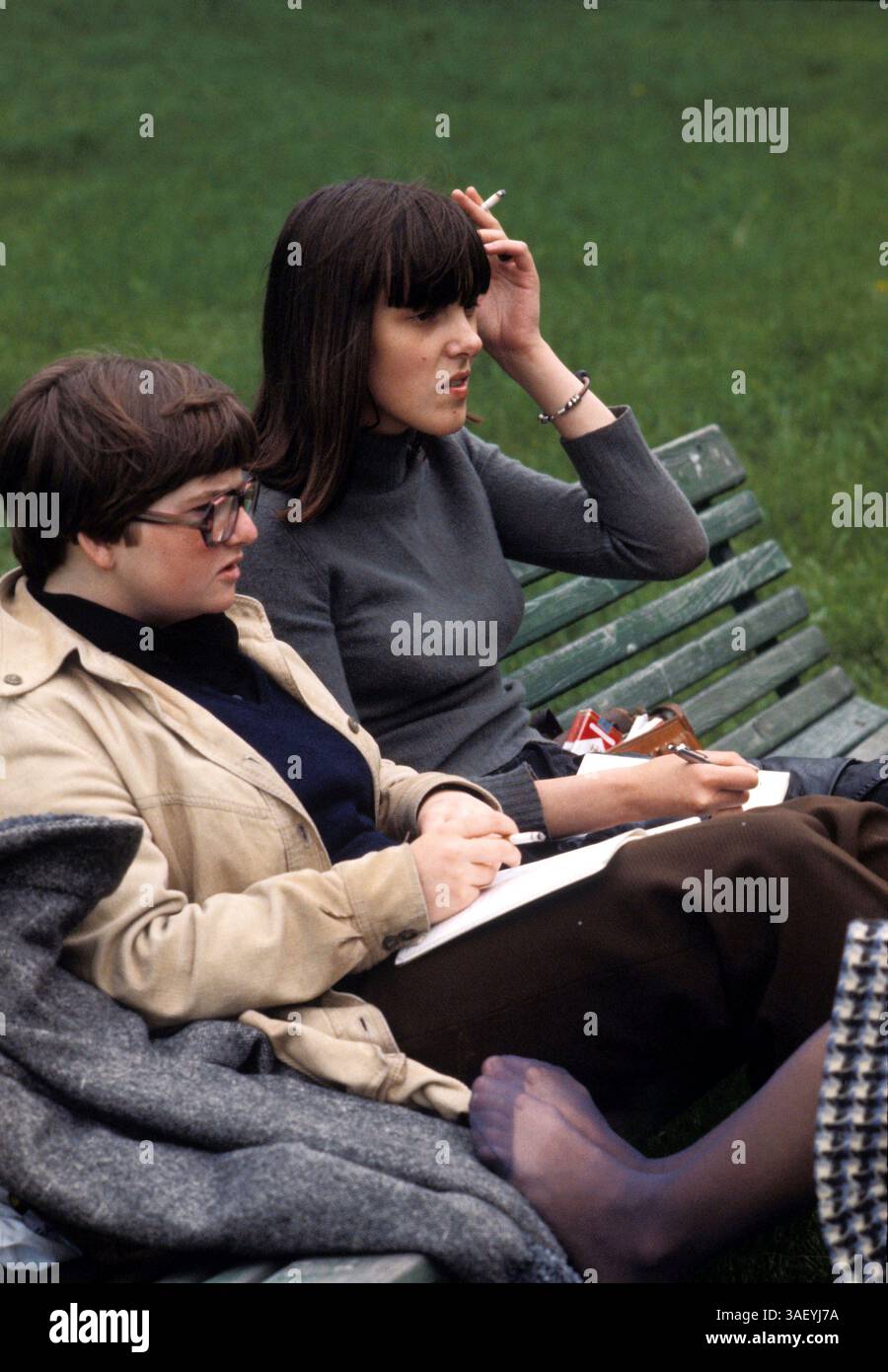 2. Februar 1982; Warschau, POLEN; Junge Damen rauchen Zigaretten auf einer grünen öffentlichen Bank in Warschau während der Zeit des Kriegsrechts in Polen, die 1981 vom Militärrat für nationale Rettung zur „Verteidigung des Sozialismus“ auferlegt wurde. Die Grenzen wurden abgeschottet, die Flughäfen geschlossen und der Straßenzugang zu den wichtigsten Städten eingeschränkt. Das Kriegsgesetz wurde am 31. Dezember 1982 ausgesetzt und am 22. Juli 1983 beendet. Stockfoto