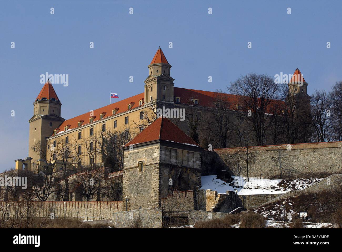 24. Februar 2005; Bratislava, SLOWAKEI; das Schloss Bratislava in Bratislava, Slowakei. Am Ende seiner Europa-Kulanz-Tour traf US-Präsident George W. Bush am Donnerstag in der Hauptstadt der Slowakei, die einst Teil des Sowjetblocks war, mit dem russischen Präsidenten Wladimir Putin zusammen. Stockfoto
