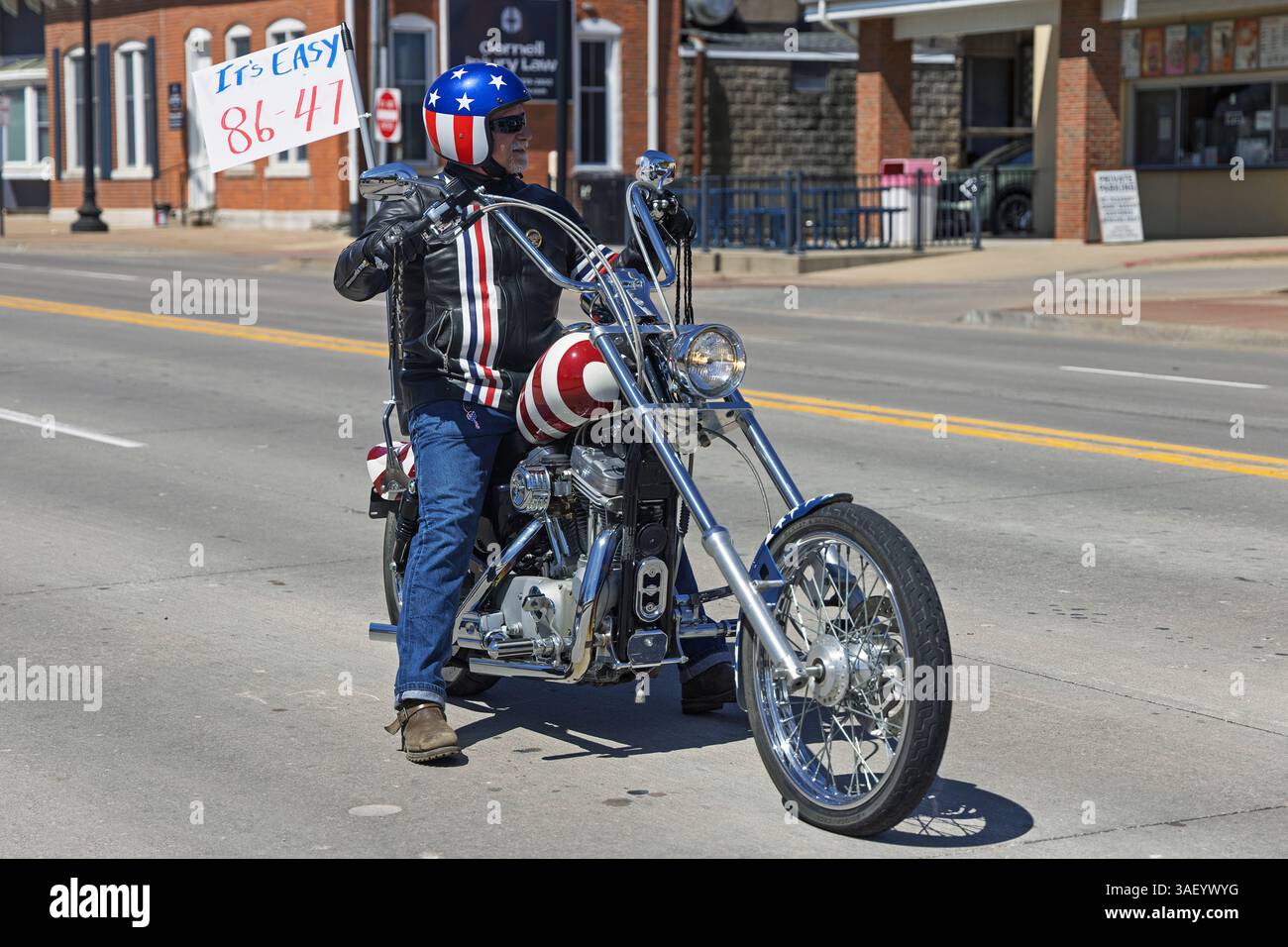 Mount Pleasant, Iowa, USA. April 2025. Mount Pleasant, Iowa, USA. April 2025. Am 6. April 2025 veranstalteten die Demokraten des Henry County und die unteilbare Iowa-Bewegung eine Hands Off-Kundgebung in Mount Pleasant, Iowa, USA. Ein Mann fährt ein Motorrad mit einem Schild von 8647 "Dump Trump". Quelle: Keith Turrill/Alamy Live News Stockfoto