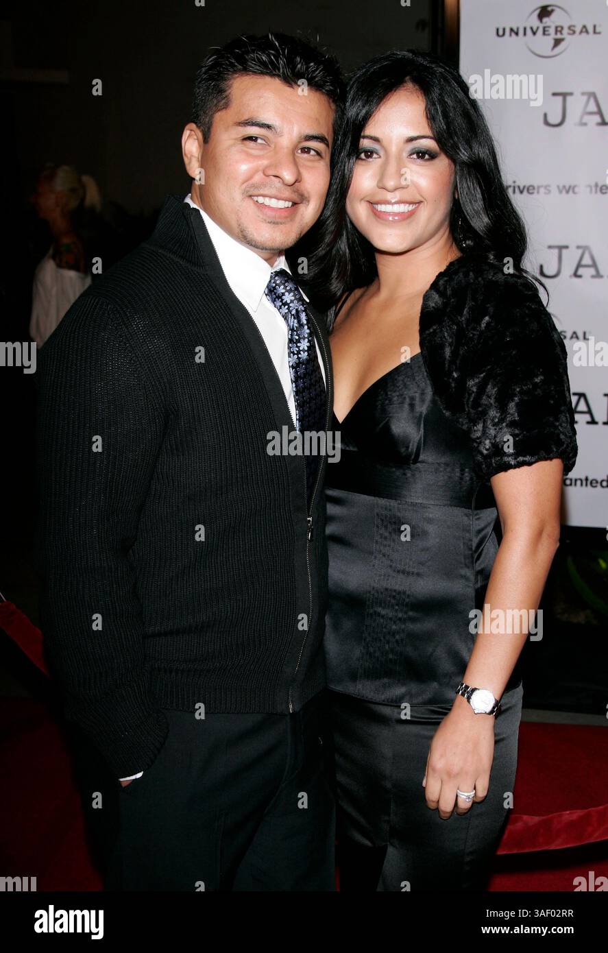 Oktober 2005; Hollywood, Kalifornien, USA; Schauspieler JACOB VARGAS und Ehefrau SYLVIA bei der „Jarhead“-Weltpremiere im ArcLight Theatre. Obligatorischer Hinweis: Foto von Lisa O'Connor/ZUMA Press. (©) Copyright 2005 von Lisa O'Connor Stockfoto