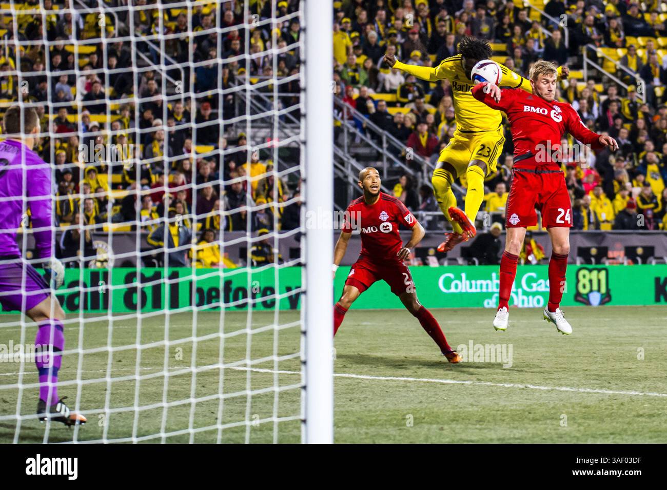 Kei Kamara (23) der Columbus Crew SC-Stürmer Kei Kamara (23) führt den Ball in Richtung Tor, während der Toronto FC-Verteidiger Damien Perquis (24) den Weg während des Spiels zwischen Toronto FC und Columbus Crew SC im MAPFRE Stadium in Columbus OH blockiert. Am 14. März 2015. ..Foto: Dorn BYG/CSM(Foto: © Dorn BYG/Cal Sport Media/ZUMAPRESS.com) Stockfoto