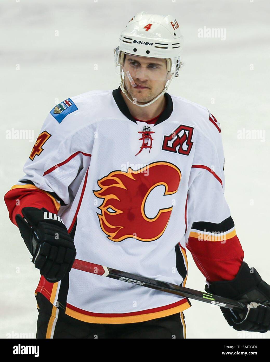Am 14. März 2015 wartet der Verteidiger Kris Russell (4) auf die Wiederaufnahme des Spiels während der NHL Calgary Flames vs Colorado Avalanche im Pepsi Center in Denver, Colorado. (Bild: © Scott D Stivason/Cal Sport Media/ZUMAPRESS.com) Stockfoto