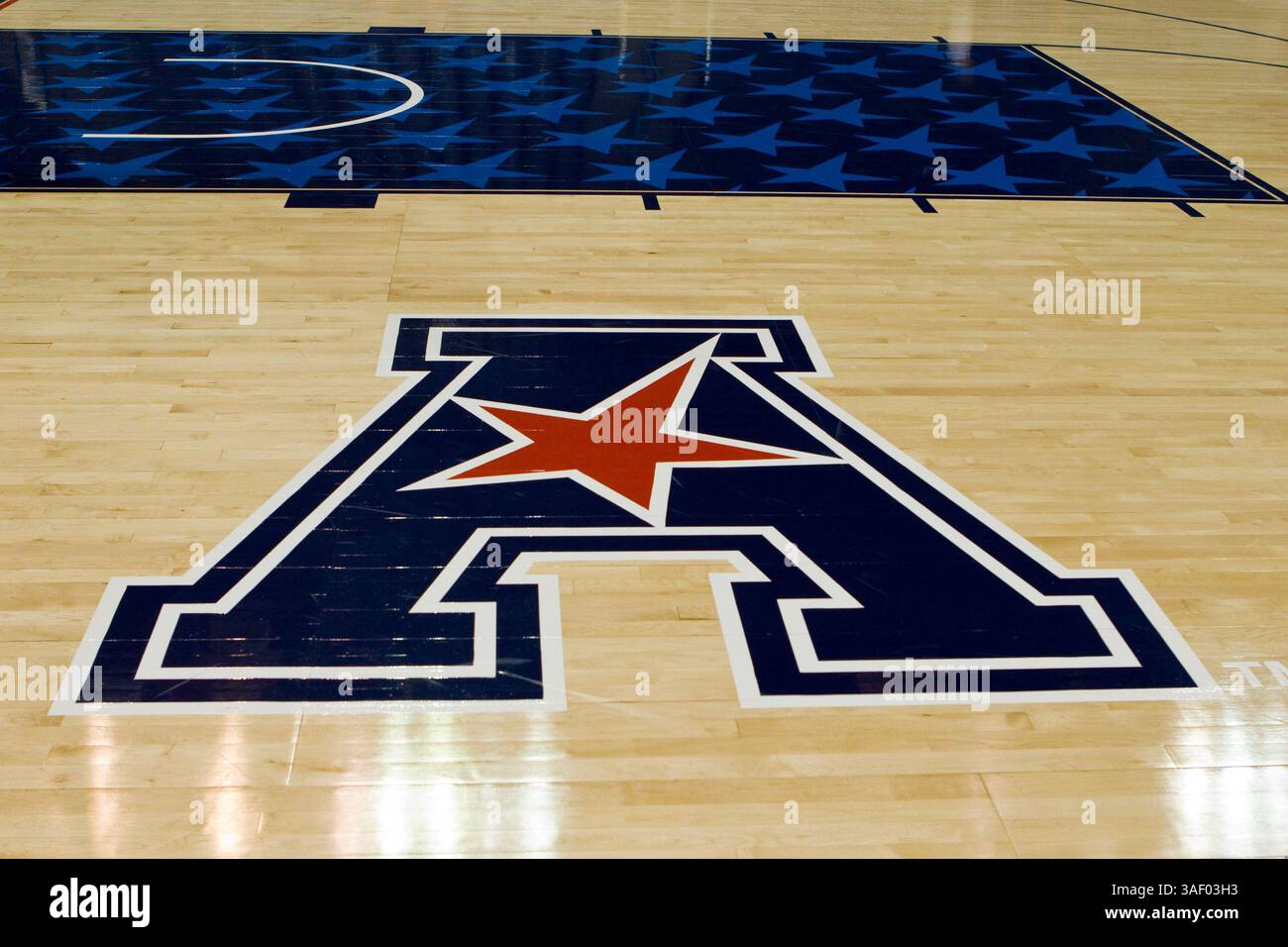 15. März 2015: Eine allgemeine Ansicht des Logos der American Athletic Conference vor dem Meisterschaftsspiel zwischen SMU Mustangs und Connecticut Huskies im XL Center in Hartford, Connecticut. Anthony Nesmith/Cal Sport Media (Kreditbild: © Anthony Nesmith/Cal Sport Media/ZUMAPRESS.com) Stockfoto